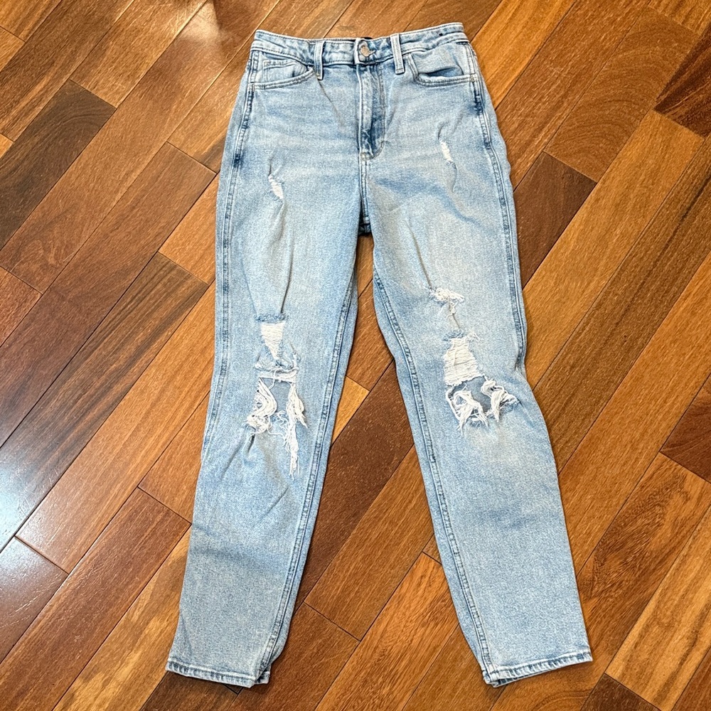 Hollister Light ultra high-rise mom Jean, size 3R